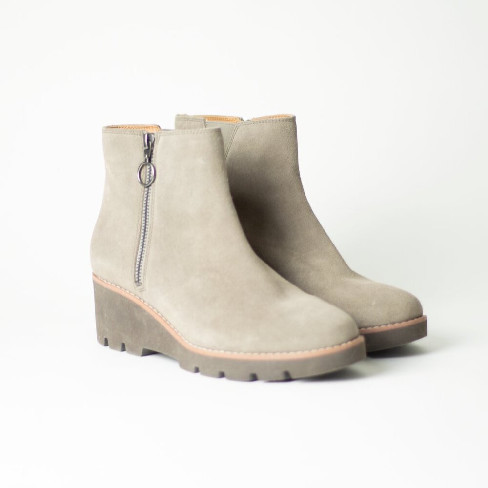 Suede Ankle Boots Taupe Lug Sole Comfort Vionic Hazel Wedge Size 8